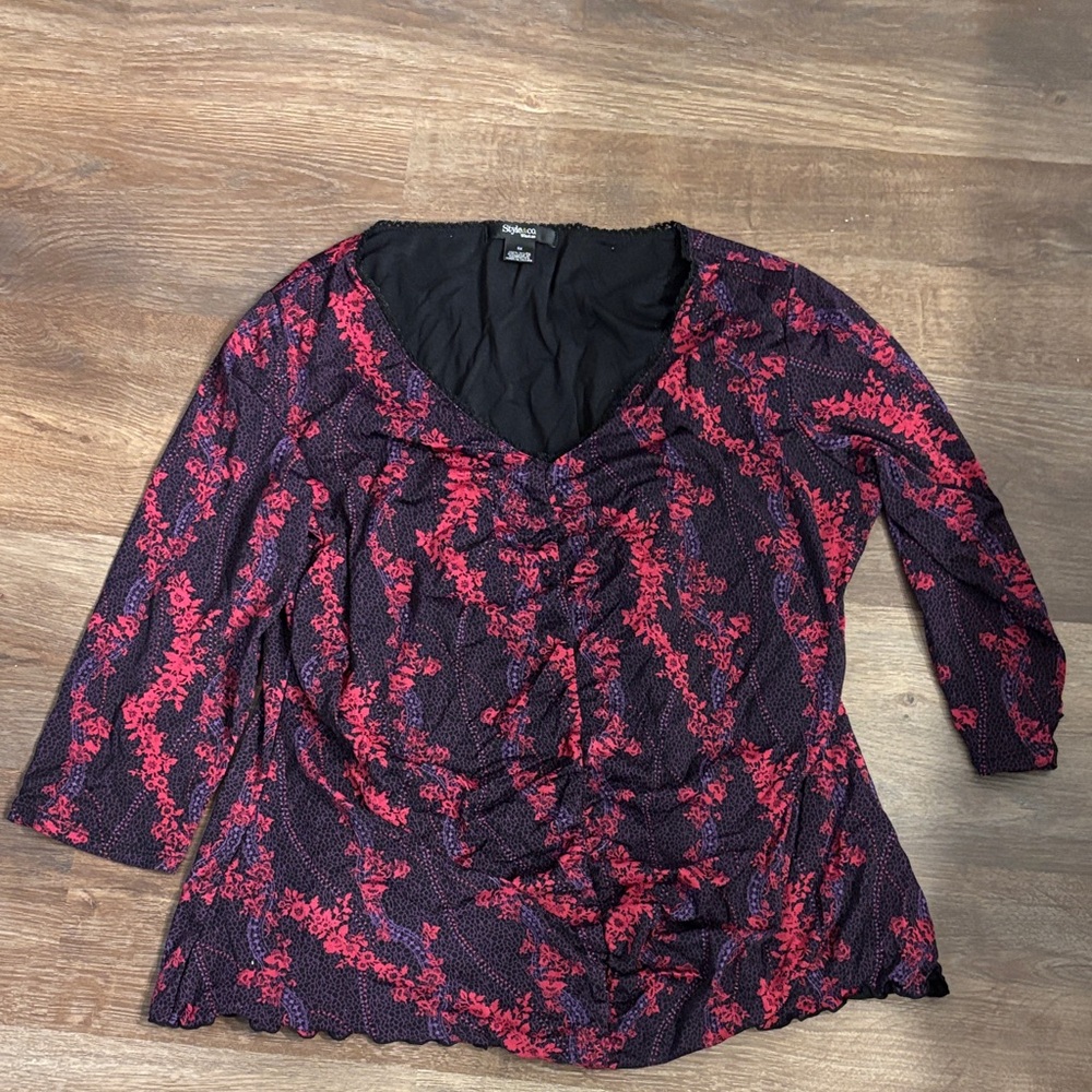 Style&Co Women blouse Size 1X. Color Red and Black.